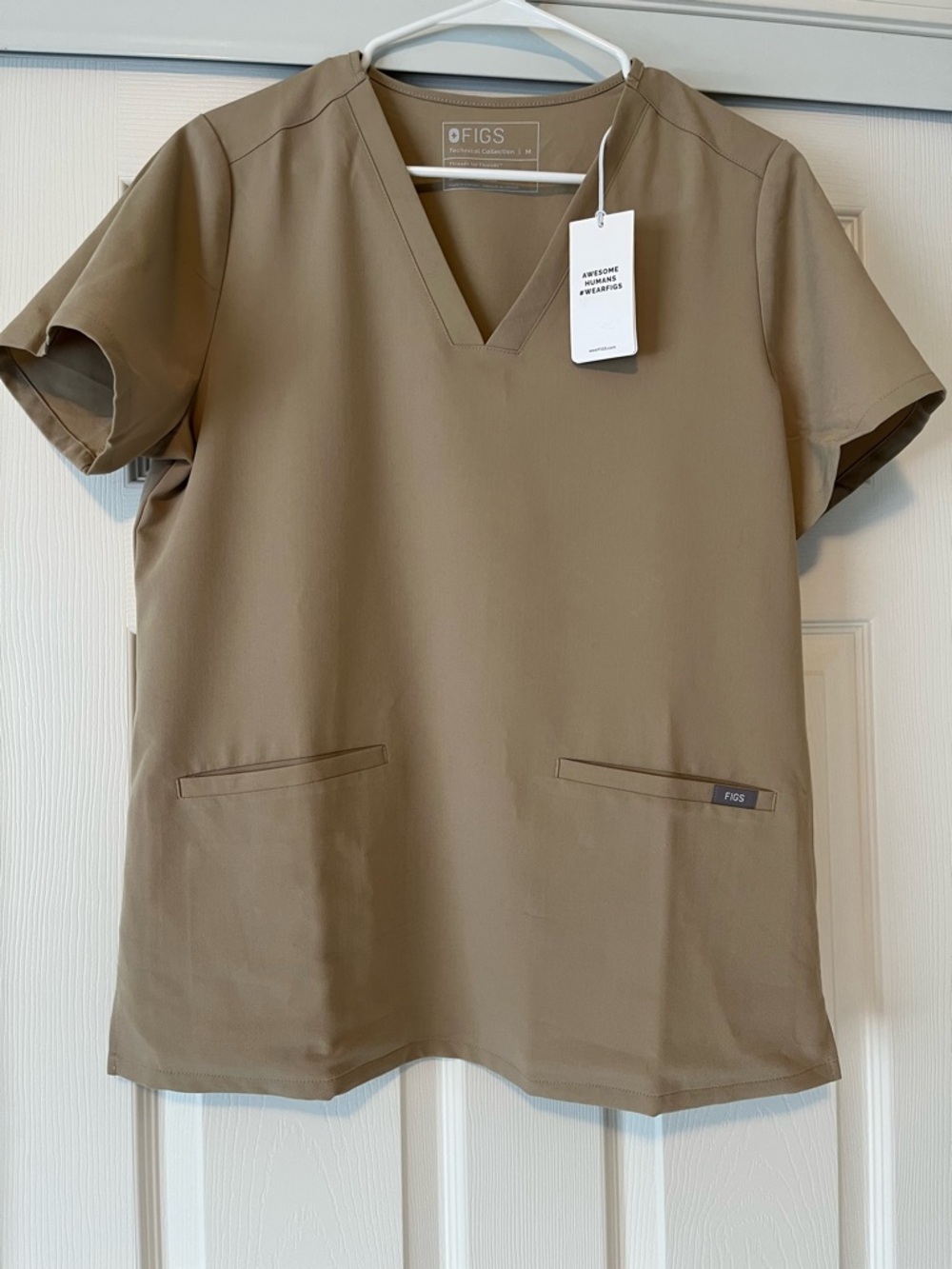 FIGS Casma Scrub Top Tan Medium NWT V-Neck 3 Pocket Healthcare Nurse